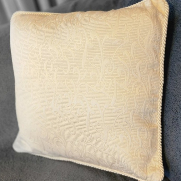 AS NEW 2x 40cm square cream colour cushions w removal covers - Picture 2 of 6